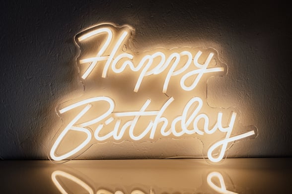 Leuchtschild "Happy Birthday"