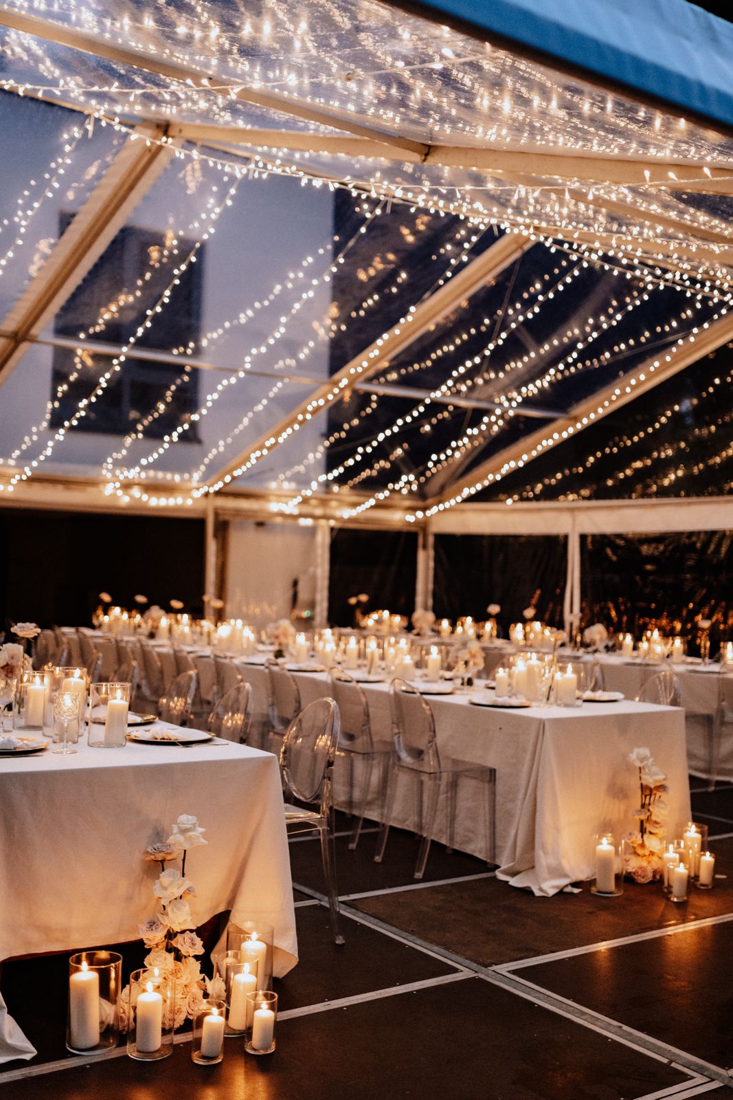 Elegante Hochzeitsdekoration mit Kerzen und Lichterketten